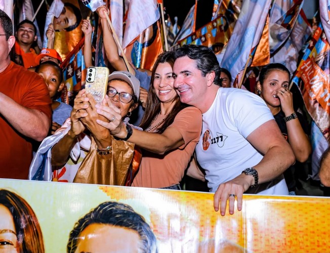 Gustinho reúne grande público e ganha carinho da população pelas ruas de Simão Dias