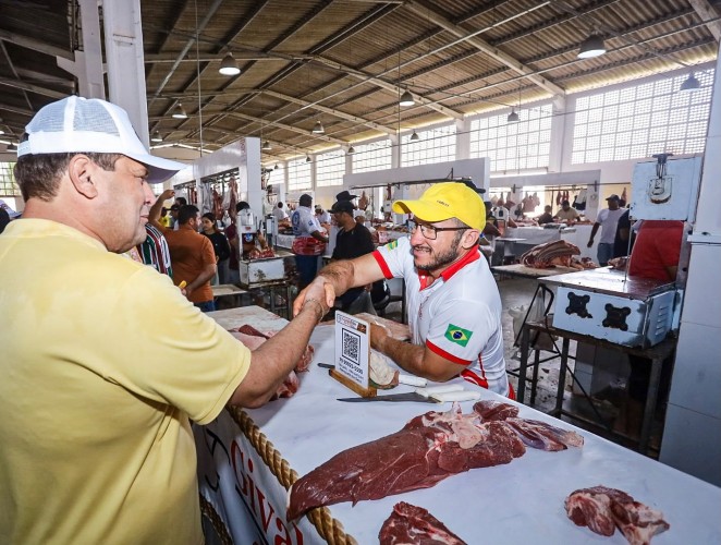 Na feira de Glória, Cláudio Mitidieri reencontra moradores e ouve relatos sobre avanços na Saúde