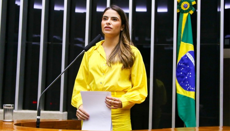 Yandra Moura critica refinaria que se recusa a reduzir preço do combustível em Sergipe